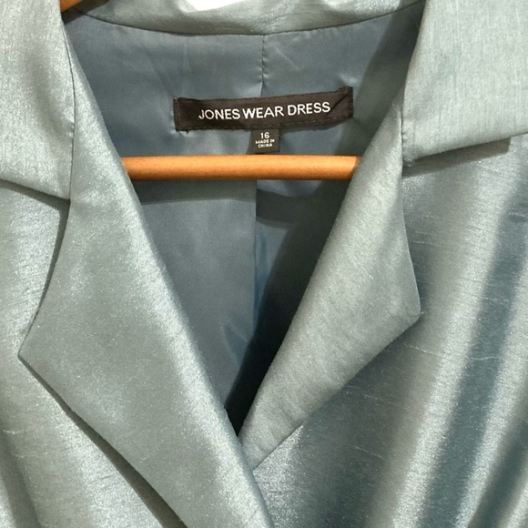 Jones wear cocktail dress. Satiny teal fabric. Size 16 runs small. NWOT. - Picture 3 of 6